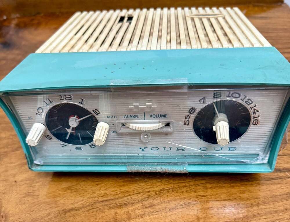 Vintage 1960s Hitachi Your Cue AM Tube Alarm Clock Radio Teal UNTESTED